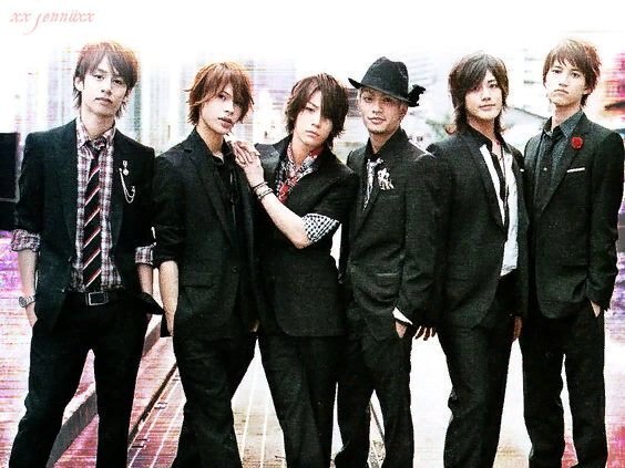 Первоначальны состав группы. Слева направо: Накамару Юичи, Уэда Тацуя, Каменаши Казуя, Коки Танака, Аканиши Джин, Тагучи Джунноске