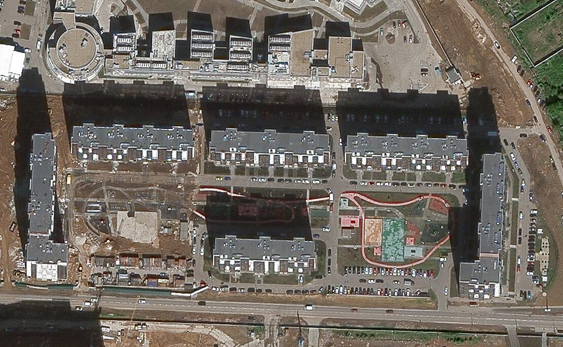 Фото моего ЖК. Будет минимум 4 въезда, а значит потребуется минимум 4 шлагбаума.