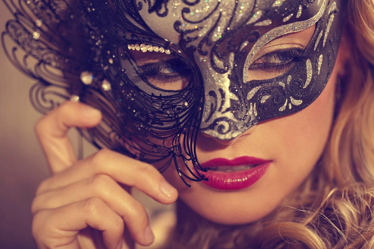 Masked. Девушка в маске. Красивые маски. Красивая девушка в маске. Карнавальная маска лицо.