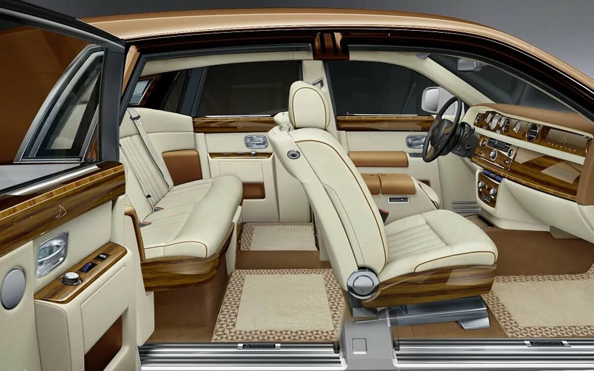 Сколько ройсу. Машина Роллс Ройс салон. Rolls Royce Phantom VII салон. Rolls Royce Phantom лимузин салон. Rolls Royce Phantom 2009.