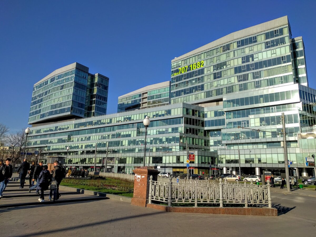 Новострой на месте старых домов. Фото с сайта restate.ru