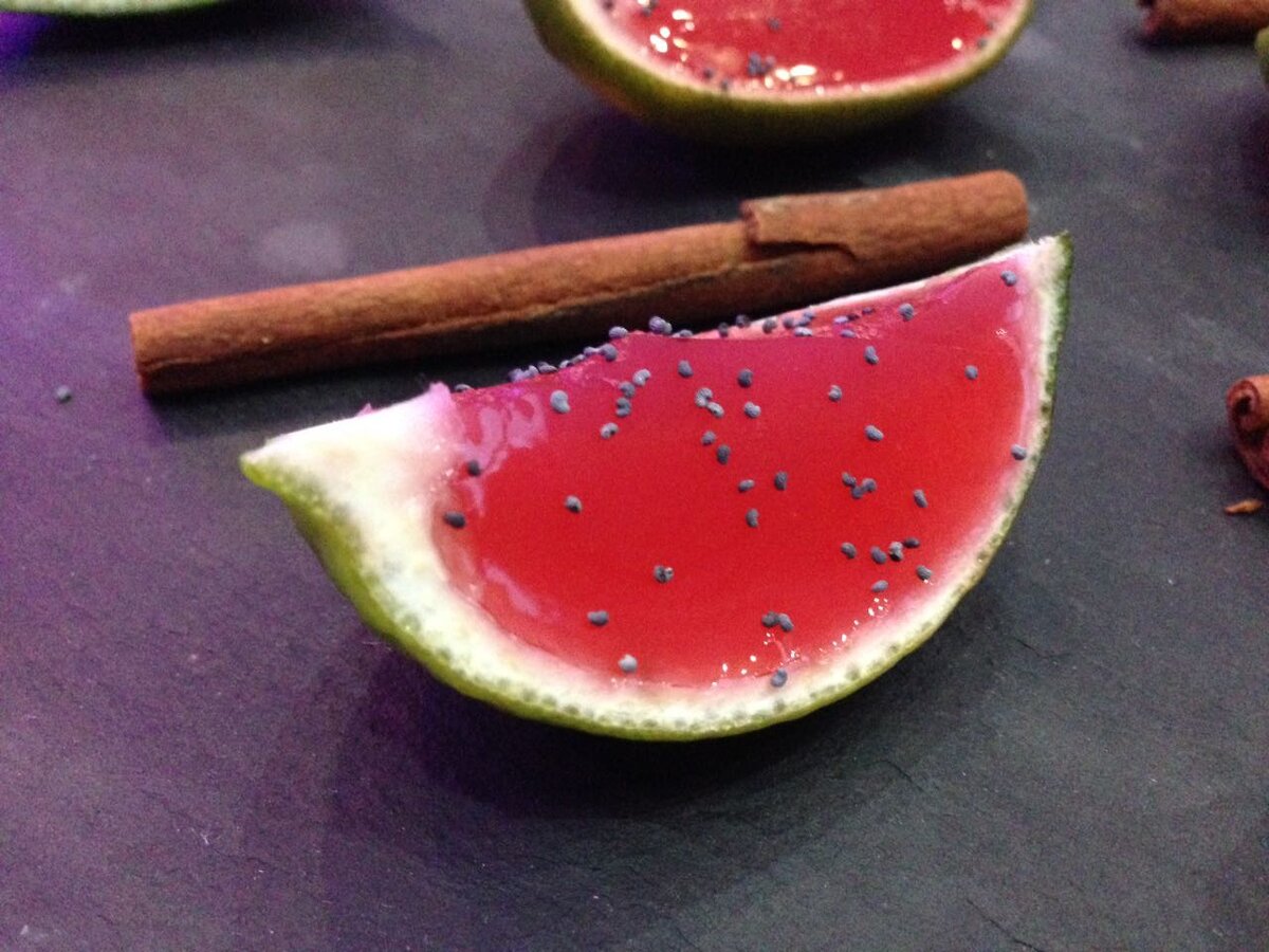 Молекулярная миксология - это подача коктейля с изменённой формой и текстурой. Молекулярные коктейли готовятся в виде сорбета, желе, сферы, икры или пены.