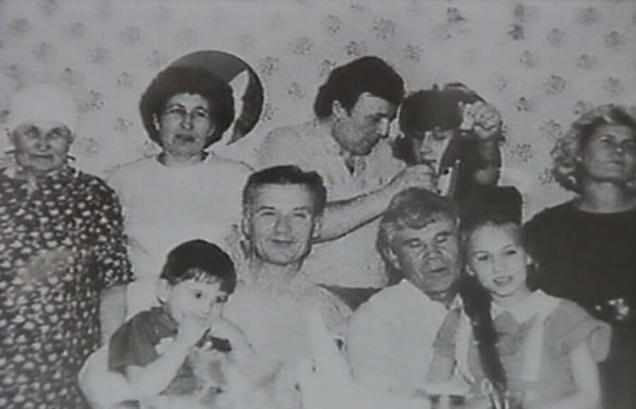 Андрей Чикатило в кругу семьи