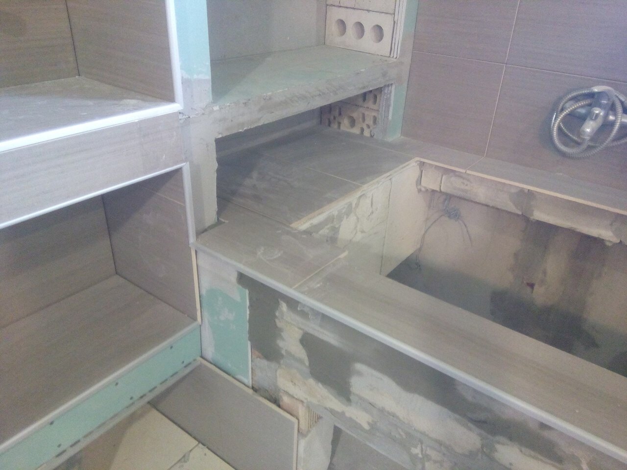 Рукастый мужчина всю мебель в ванной сделал из гипсокартона. Фото До/После.