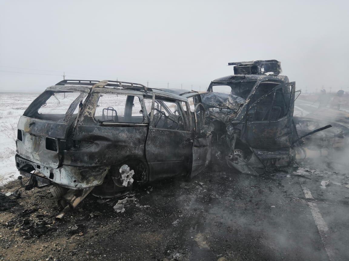 16 декабря сразу несколько кузбасских сообществ в соцсети «ВКонтакте» опубликовали фото и видео ДТП, которое якобы произошло на трассе Кемерово — Новосибирск. Авторы публикаций утверждали, что авария случилась 15 декабря.

— Вчера по дороге Кемерово — Новосибирск (развилка на Томск) произошло страшное ДТП. Двое погибших. Сообщается, что один из водителей сгорел заживо, — говорится в одной из публикаций.

Оказалось, что на выложенных в Сети снимках и роликах запечатлено ДТП, которое произошло 8 декабря в Оренбургской области на 86 км трассы Р-239 «Казань — Оренбург — Акбулак». Тогда РИА Новости в областном УМВД России рассказали, что в результате столкновения «Газели» и минивэна погибли четыре человека, ещё трое пострадали. 

Ранее сайт А42.RU писал, что в начале декабря в Сети распространили фейковое видео массового ДТП на кузбасской трассе.