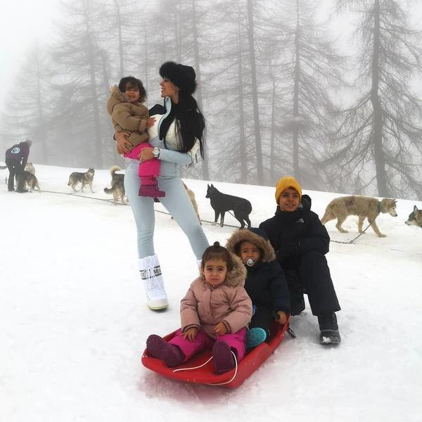 25-летняя невеста известного футболиста Джорджина Родригес проводит время с детьми, наслаждаясь зимними забавами. 