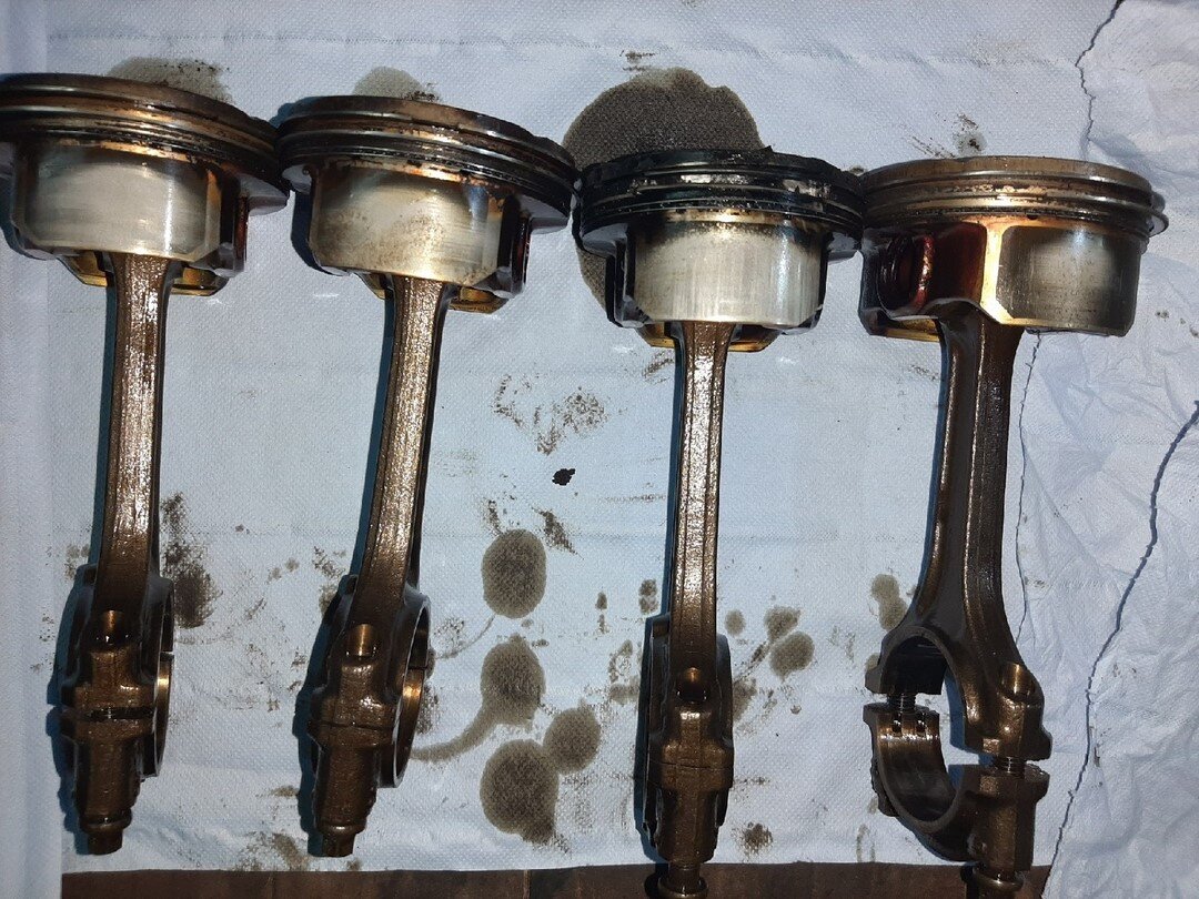 Кольца порше лопнуты, перемычка между кольцами выгорела  и разрушилась и  образовались надиры.  