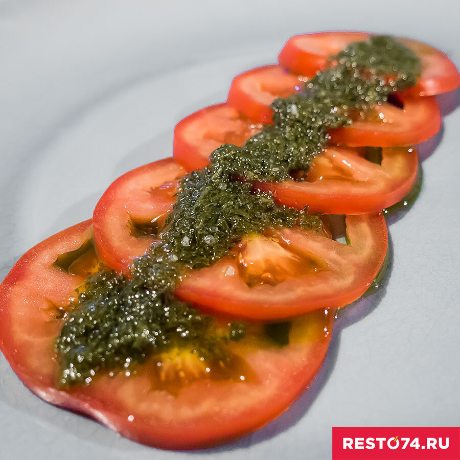 КАРПАЧЧО ИЗ ТОМАТОВ, МОХО ИЗ ТРАВ: очень лёгкое и очень изящное блюдо. Европейски утончённое на фоне недоцезарей и греческих руин, а сыр в нём, уверяю вас, был бы совершенно лишним. Признаться, чего-то именно такого душа желала три недели и вот нате вам: аккуратно шинкованные слайсы Розового томата под освежающим, чуть кисло-сладким мохо. Мои аплодисменты шеф-повару и надежда, что блюдо появится в Основном меню. Особенно если Розовый томат заменят одним из южных сортов с Центрального рынка, более красивым, вкусным и ароматным.
