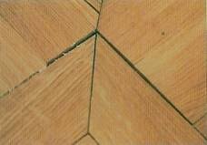 Для заделки щелей в паркете использую древесную пыль, которую получаю после обработки паркета наждачной бумагой. На лаке, которым буду покрывать паркет, замешиваю замазку из этой древесной пыли. При помощи шпателя заделываю щели такой замазкой. Если паркет не покрывать лаком - можно использовать столярный клей.