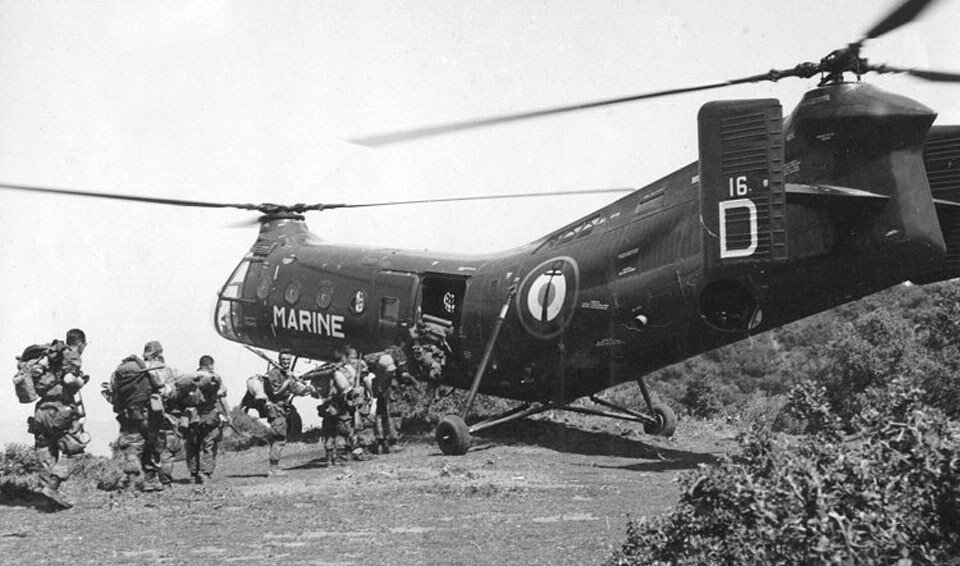  Н-21 "Шауни", прозванные за характерную форму фюзеляжа "летающими бананами", им на смену позже пришли Н-34 которые были более устойчивы, и не "переворачивались" так часто.