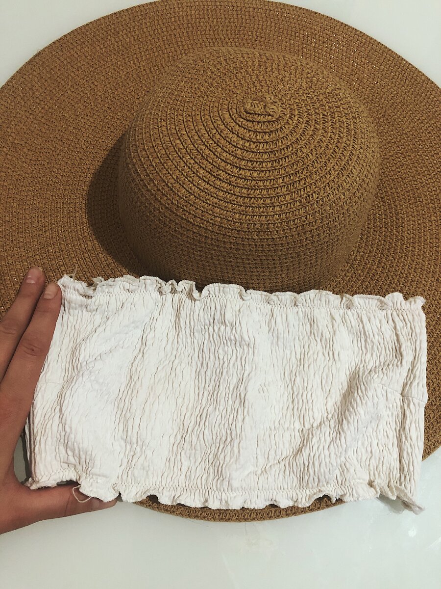 Не узкий, по размеру примерно с ладонь.