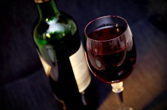 Выбирайте натуральное полусухое или сухое вино (Фото: pixabay.com)