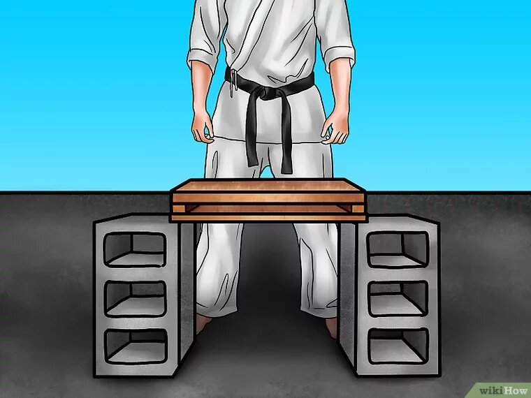 2Примите стойку. Либо встаньте, расставив ноги на ширину плеч, либо встаньте на колени, поставив ноги вертикально по отношению к плечам, находясь на расстоянии 60 сантиметров от кирпичей.