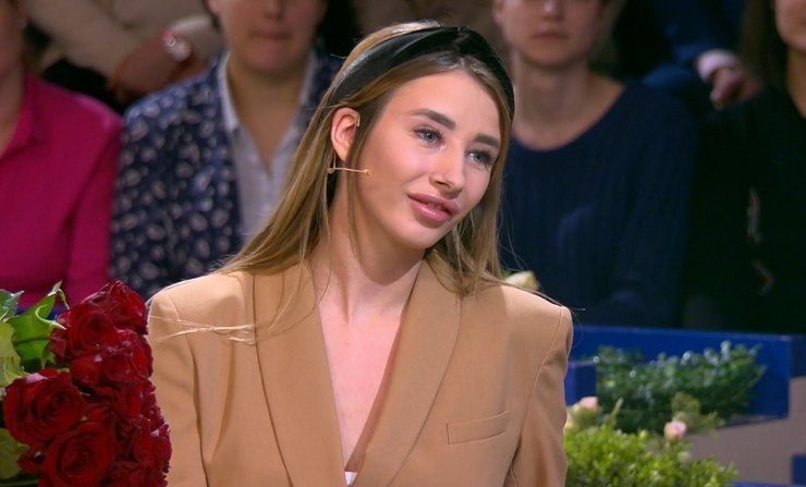 Алена не скрывает, что увеличила грудь
Кадр из видео
