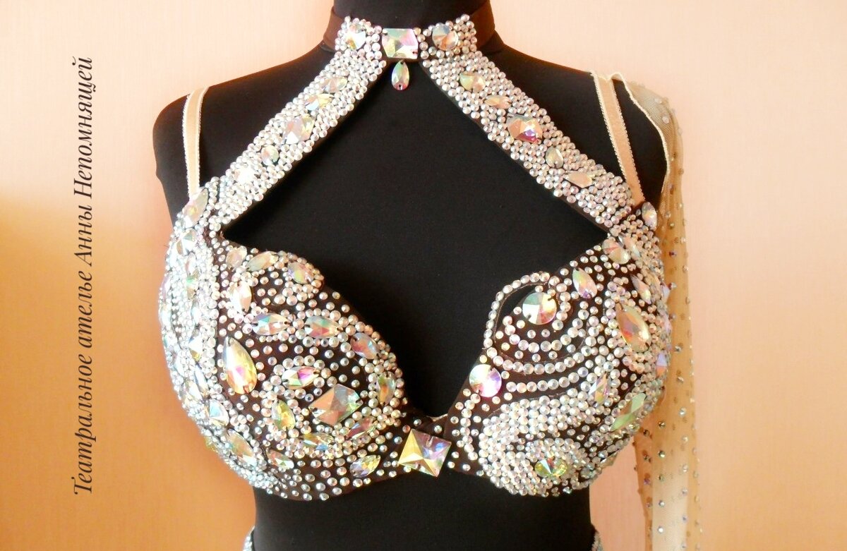 Я шила, преимущественно, восточные сценические костюмы. С тех пор, я обожаю вещи со стразами😄. На фото костюм, созданный  мной, для постоянной клиентки.