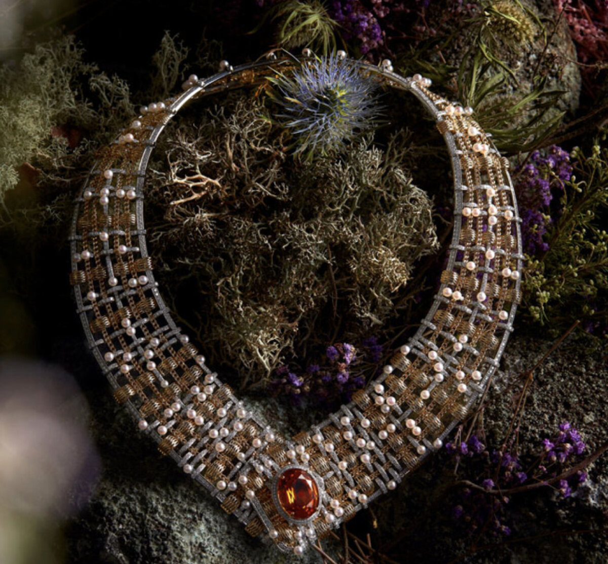 Колье из коллекции Tweed de Chanel: императорский топаз 20 карат, жемчуг акойя, бриллианты, золото, платина.