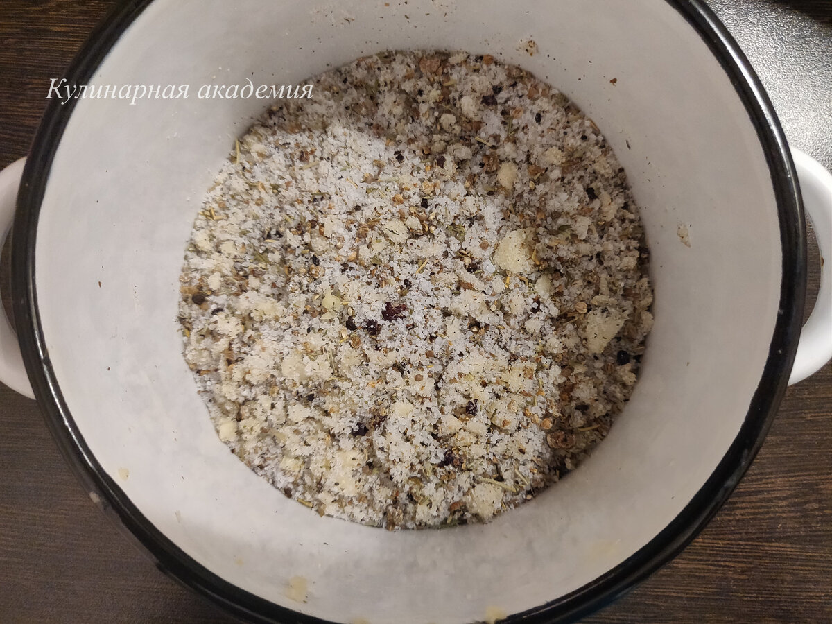 Нитритная соль + соль грубого помола + специи.