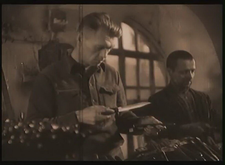 Армейский нож изначально предназначался для разведчиков и десантников, потом решили вооружать и автоматчиков (в рукопашном бою им могли пригодиться армейские ножи)