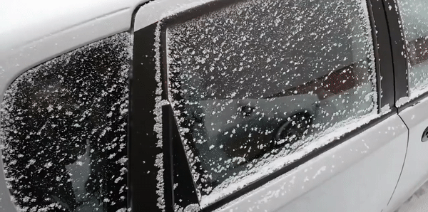 Все остальные двери примерзли, кроме этой.