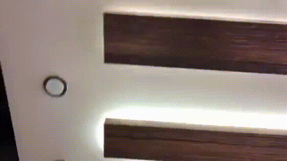 На фото: имитация деревянных балок от  Saros Design  с помощью пленки 