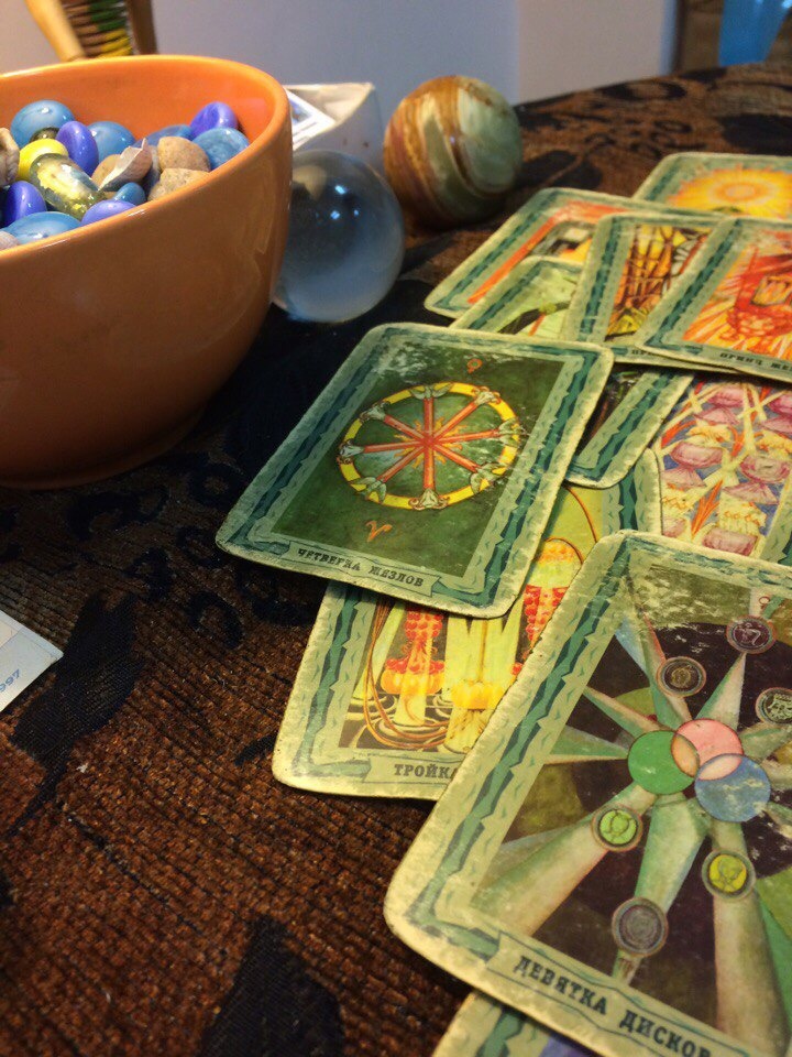 6(365) 17 октября 2019 год . https://t.me/gadanieElenaParetskaya/41    Позитивный день сегодня был, погода солнечная, тепло. С 10:00-14:00 было напряженное время, с Греции возвращались мои старшие дети, и я не могла отпустить ситуацию , частично, мониторила их возвращение, обычно я так делаю в работе с людьми. Часа в 2 дня, уже должны были приехать, но пока не написали, по ощущениям все было хорошо, но как то стала более напряженно, беспокойно мне, просматривая их, в итоге через какое то время у меня вдруг заложило уши, как при посадке в самолете ( я поэтому на самолетах не летаю, чувствую состояние людей в самолете и перепады давления для меня болезненны ) , после этого я поняла, что они приземлились. И да, Настя с Родосом мне написала, что они уже прилетели . Параллельно работала с людьми, как всегда мониторя ситуации, отвечая на коменты, сообщения, и прочее, каждодневное . Немного поработала над картинами - талисманами, сейчас активно работаю над этим. Вечером мне приспичило убрать листья во дворе, собрала мешка два больших. У младших детей все по плану проходит в их делах. Вчера и сегодня при просмотре ситуаций и людей, вышло много памятного из прошлого, причем красочно, в картинках, 90 годы , что то из 2010-11 годов, думаю непросто так это, люди проявятся, или инфа о них, не скажу, что воспоминания плохие, нет, просто их ценность сейчас упала, и не имеет актуальности, как бы нет ностальгии в каких то моментах, есть просто люди из прошлого....которых уже нет в реальности моей сегодняшней жизни. Сейчас у меня много новых людей, друзей, новых знакомств, ощущений, которые наполняют меня каждый день позитивом , и прошлое уже не важно, в том варианте, как оно было важно ранее.... Завтра напряженный день, надо заехать в Леонардо поискать большой холст, и потом в Электросталь )))) В 17:00 радио Сангейт будет ! #ЕленаПарецкая #парапсихолог #аналитик   #радиосангейт #НАНМ