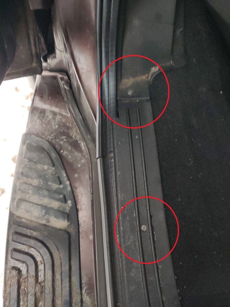 Если выкрутить данные винты, крепящие пластиковые детали к кузову, увидим землю под авто :)