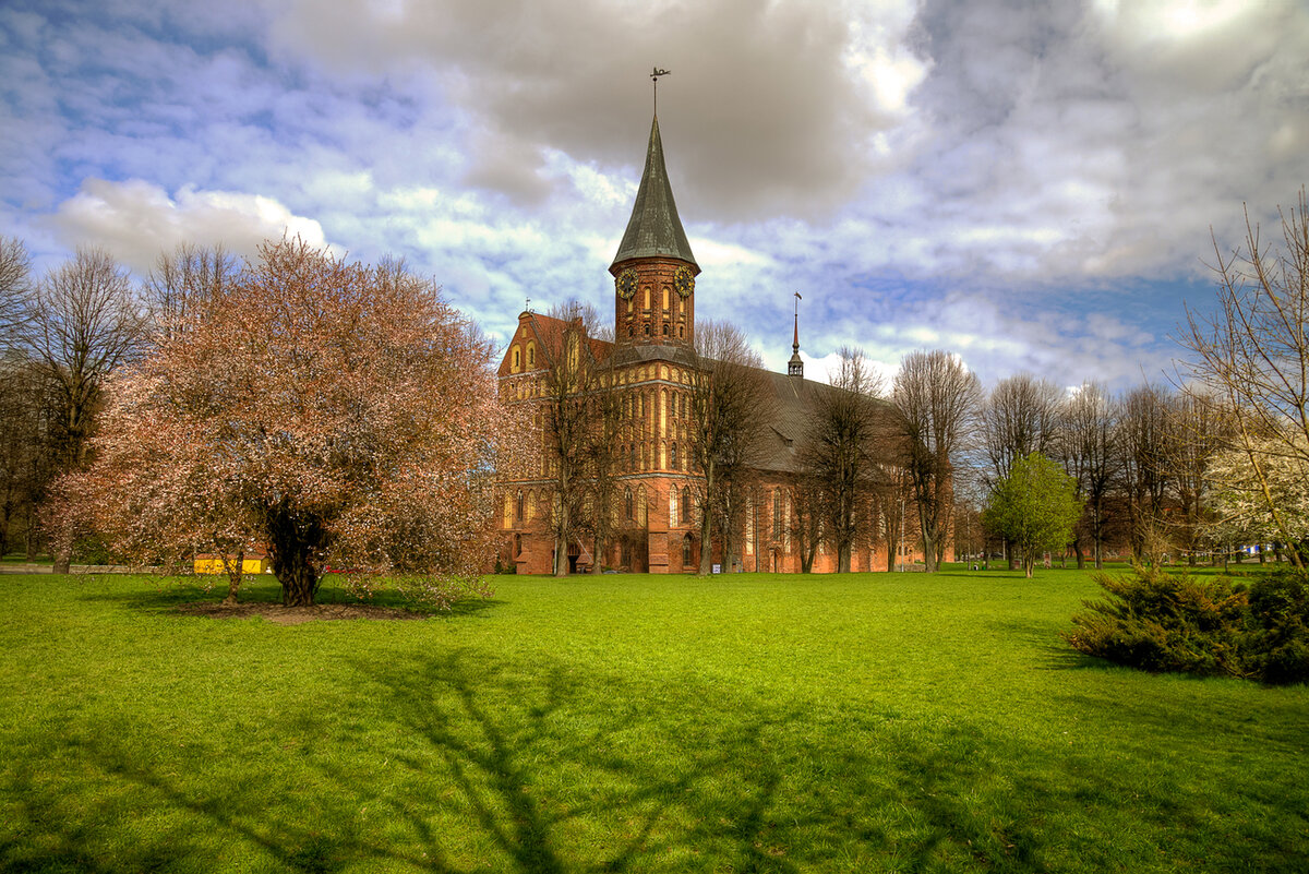 Калининград Город значительно пострадал по время Второй Мировой Войны, но всё же сумел не утратить былой красоты. Специфическая готическая архитектура является необычной для русского города. Но это позволяет калининградским паркам, музеям, садам и скверам выглядеть по-особенному красиво.