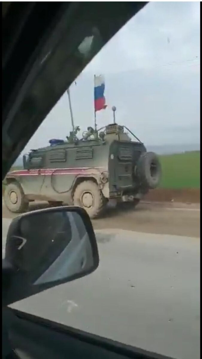 "Тигр" обходит первый пиндосомобиль.