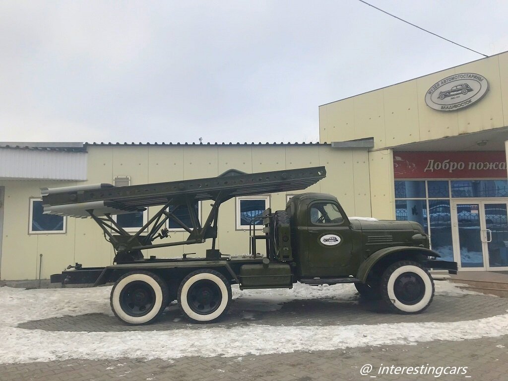 Прямо перед входом стоит ракетная установка БМ-13 на шасси ЗиЛ-157