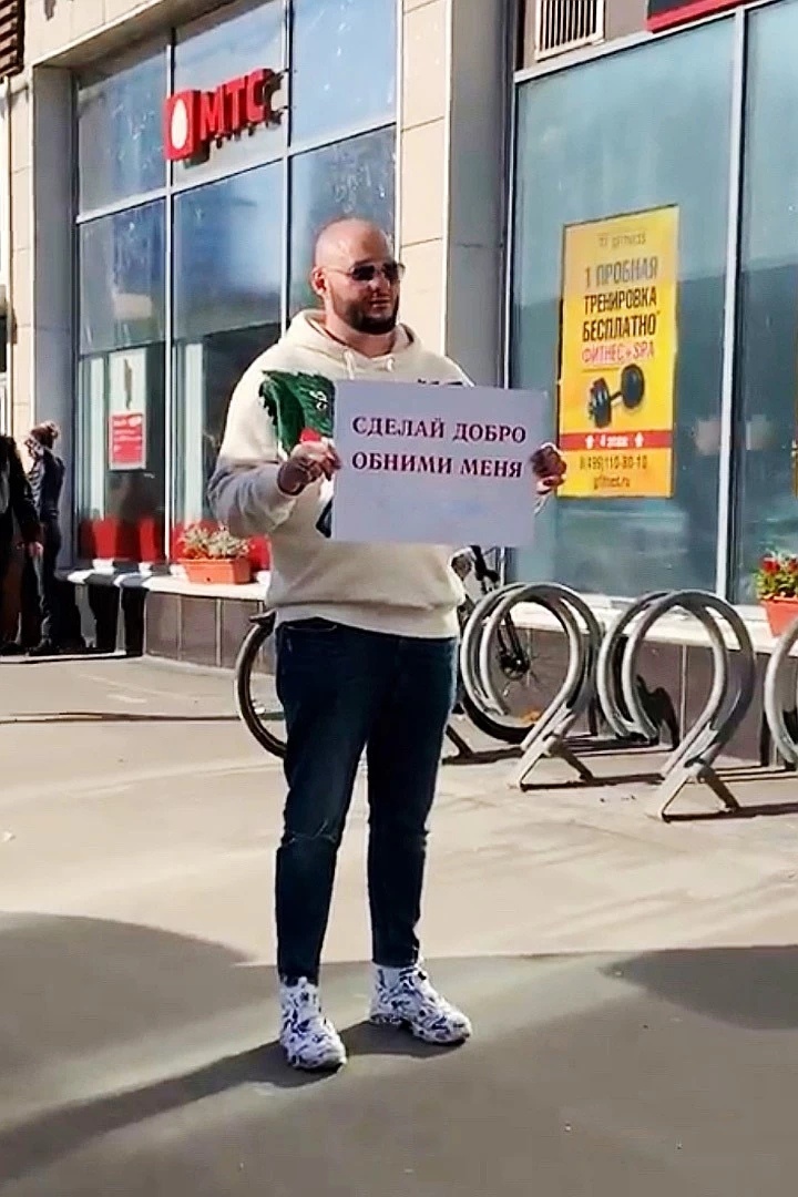 В своем инстаграме творит добрые дела