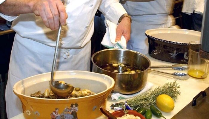 Суп — блюдо, которое не только полезно для пищеварения, но и имеет массу вариантов приготовления. Разное сочетание ингредиентов позволяет добиться неповторимого вкуса. Супы бывают сытные, легкие, диетические, мясные и овощные, сливочные или кислые. Несмотря на то, что это простое блюдо зачастую еженедельно готовят в каждой семье, многие продолжают совершать распространенные ошибки, которые не позволяют вкусу супа раскрыться полноценно. Несколько полезных советов помогут ощутить настоящую гастрономическую феерию.