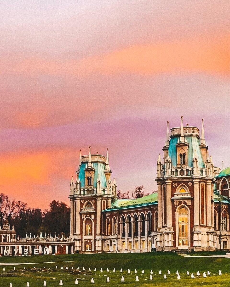 Это фотография сделана мной на закате в "Царицино". Без фотошопа, только цветокоррекция!