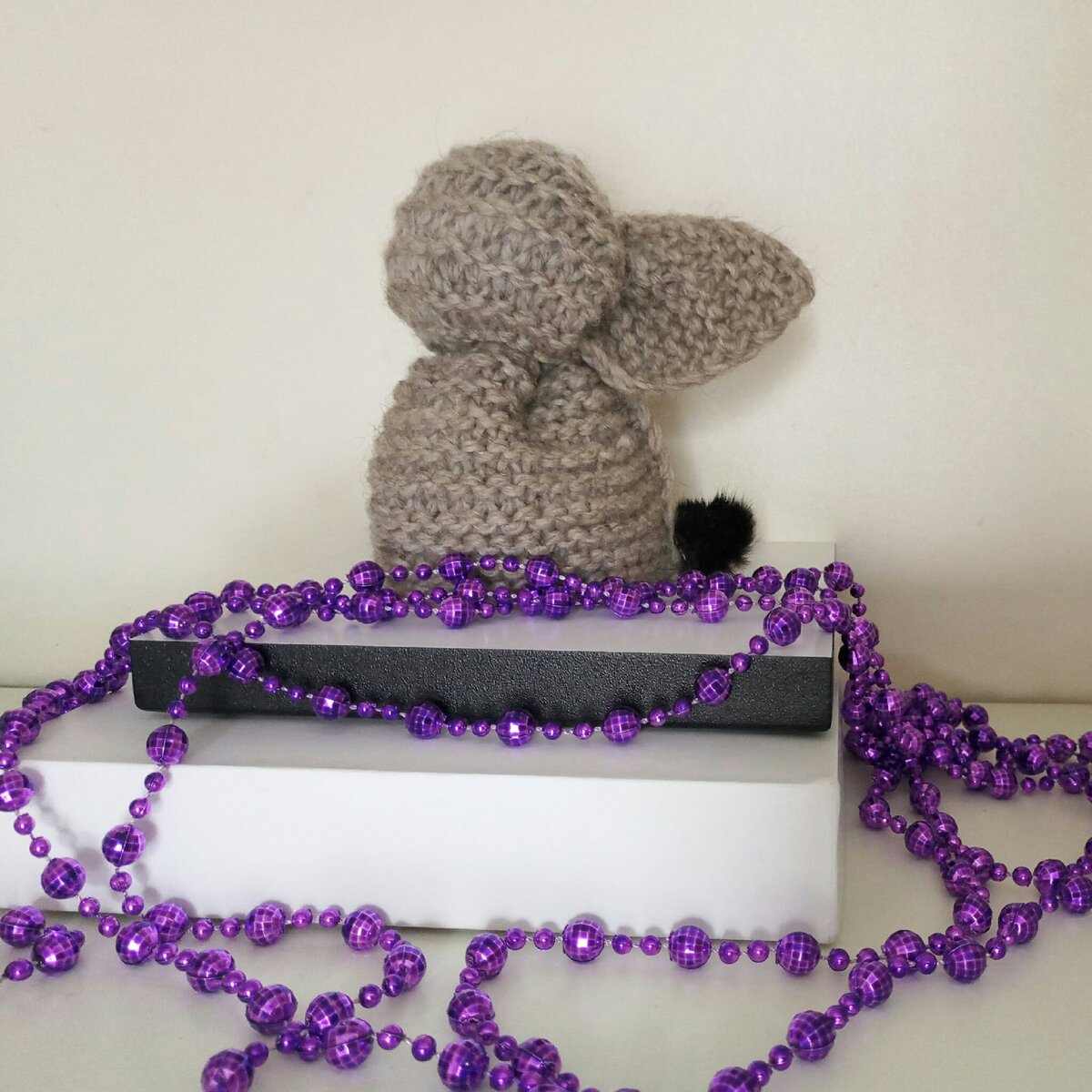 Под зайцем сейчас клубочек, большое куриное яйцо прекрасно влезет!