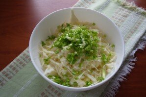 Капусту белокочанную нашинковать тонко. Измельчите зеленый лук