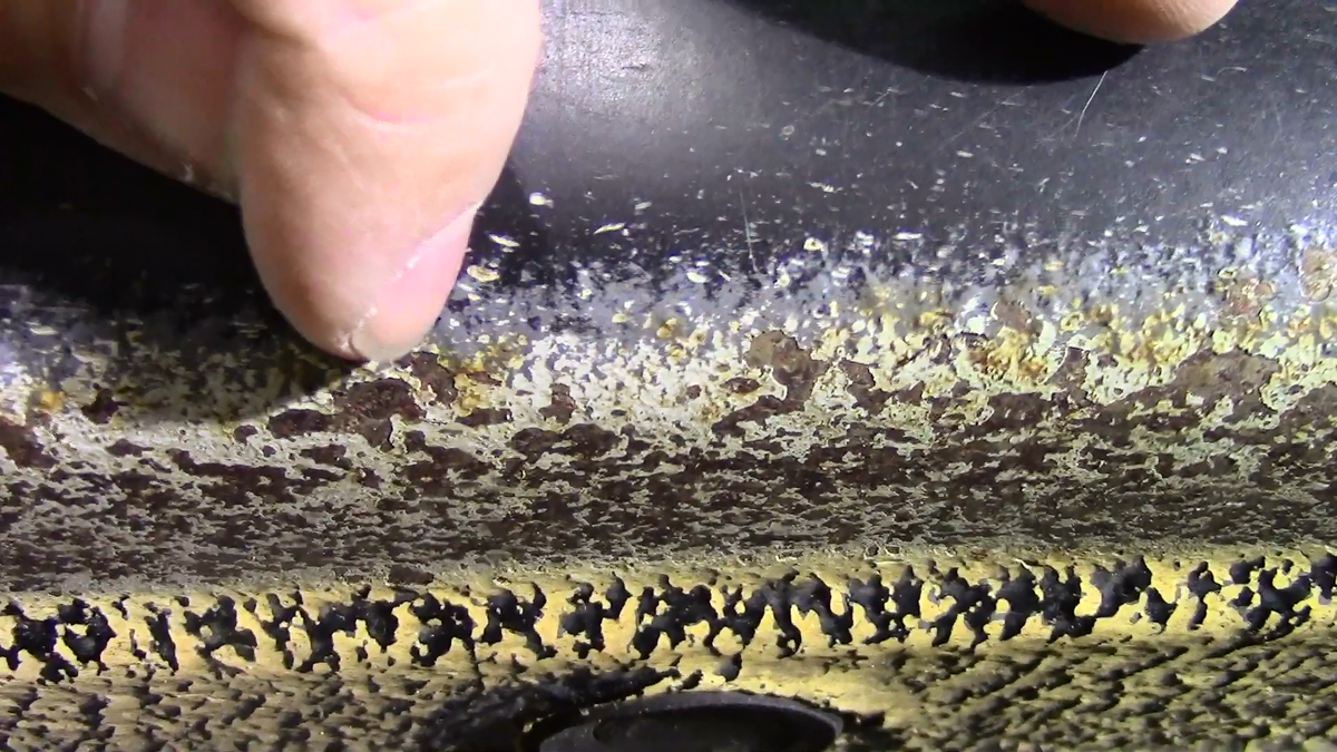  С годами отпескоструило заводской герметик.