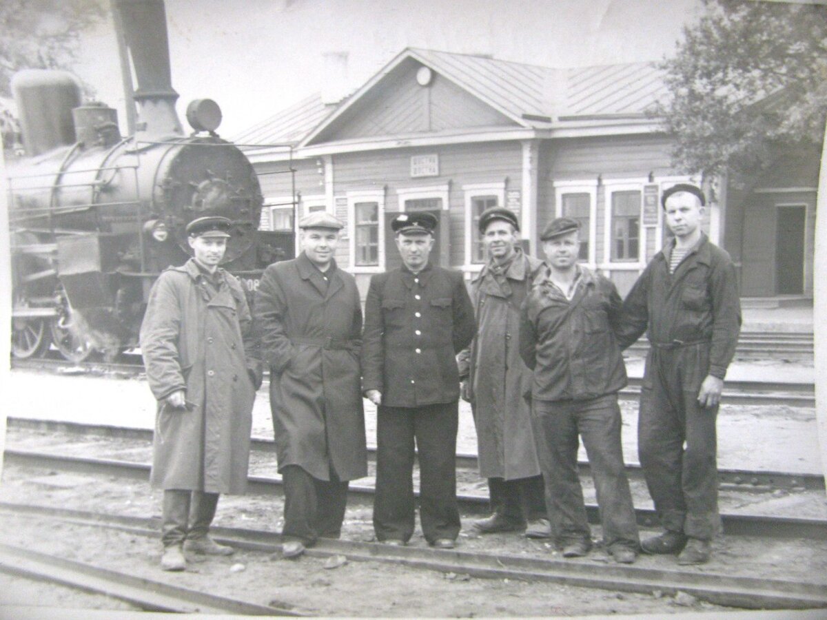 Ж/д станция Терещенская, третий справа Степан Ефимович - отец  Настеньки.