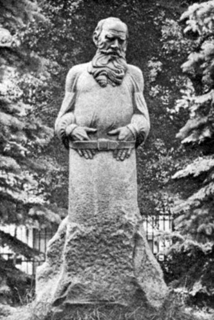 Памятник Льву Толстому