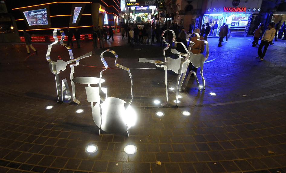 Битлз действительно началась в квартале красных фонарей Гамбурга в начале 1960-х годов. 