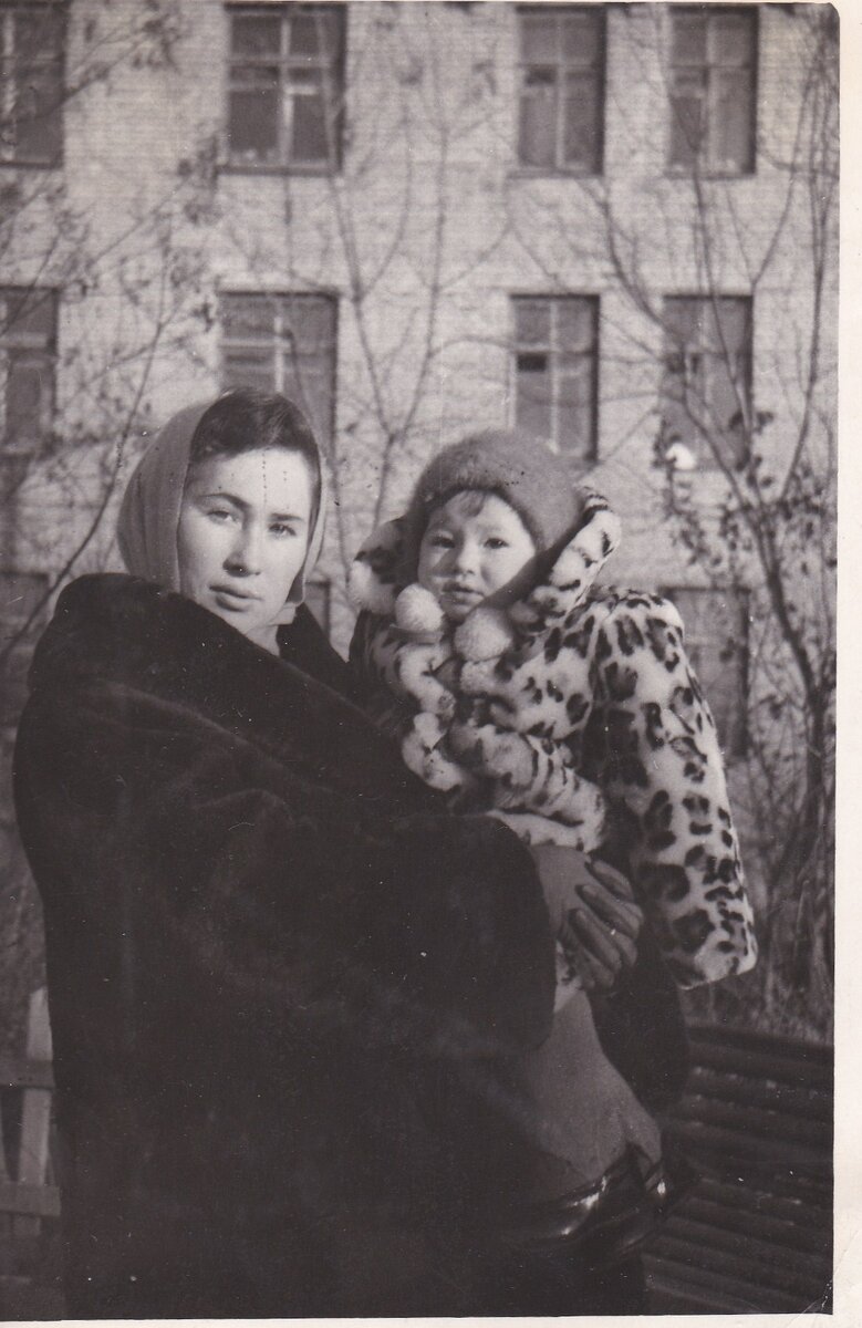 Мама Ирины Жежерун и Ирина - в мутоновых шубках.