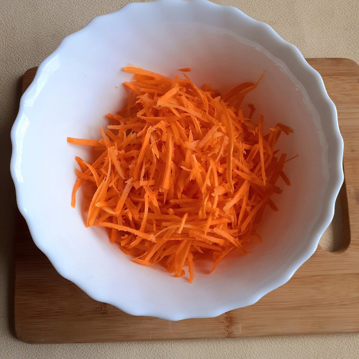 К луку добавляем морковь