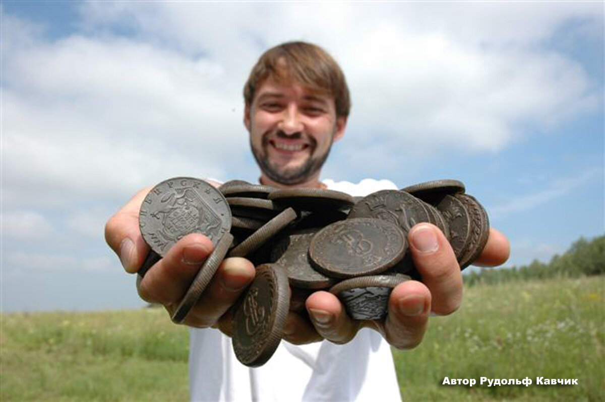 кладоискатели видео. находки копателей старине. находки кладоискателей. монеты найденные металлоискателем. находки монет металлоискателем.