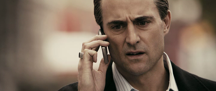 Марк стронг в роли Арчи. Фильм "Рок-н-рольщик"