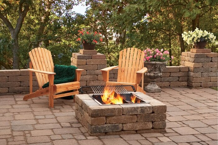 
Когда есть дача, сложно удержаться от вечеров у костра. 
