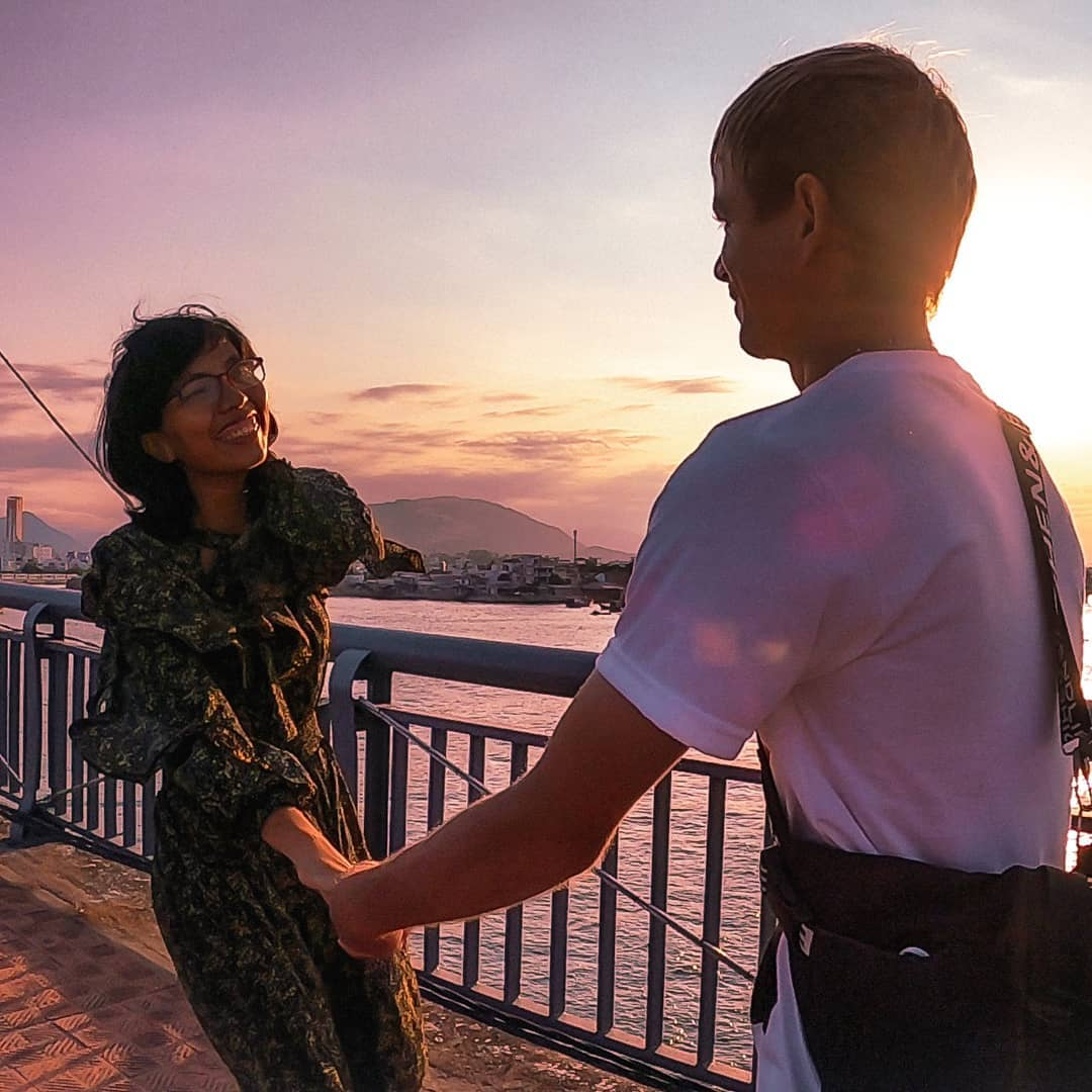 Еще раз убедились, что любви не могут помешать не убеждения, не вероисповедание, не национальность. Если люди любят друг друга - они найдут способы, чтобы быть вместе! :)