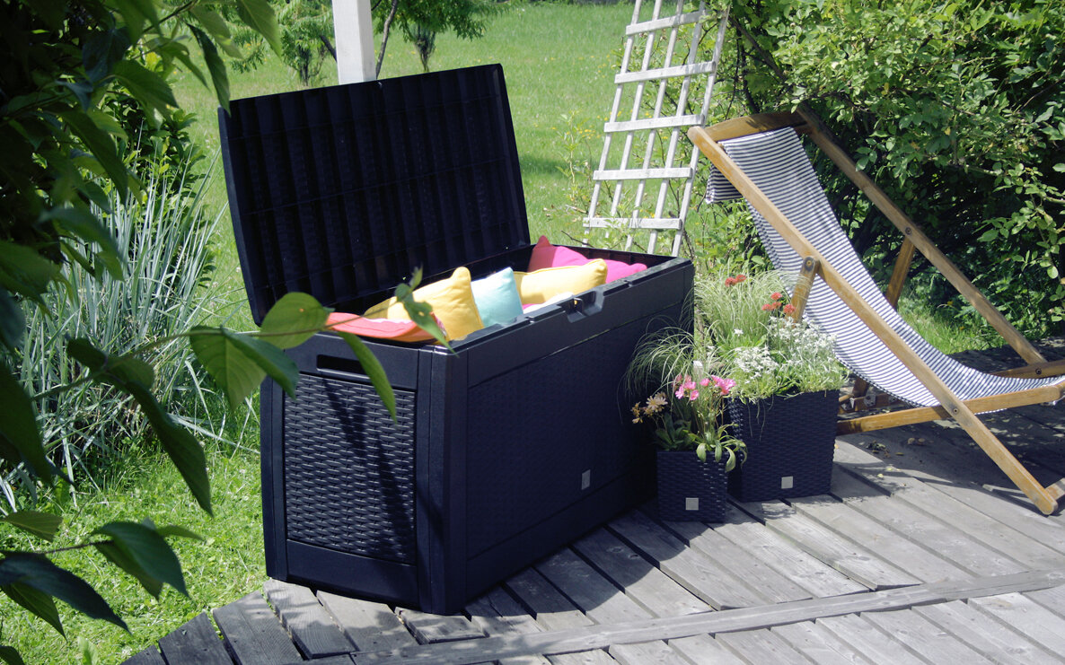 Садовую коробку можно использовать для хранения любых вещей: детских игрушек, рабочего инвентаря, подушек для скамеек из первого пункта...