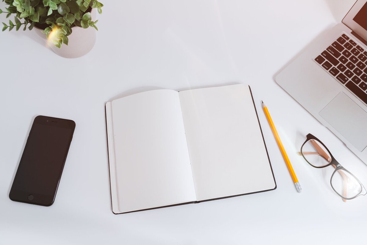 https://www.pexels.com/photo/apple-blank-business-computer-442574/