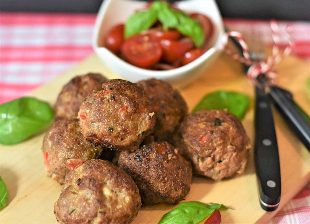 https://cdn.pixabay.com/photo/2019/09/28/21/04/meatballs-4511773_1280.jpg