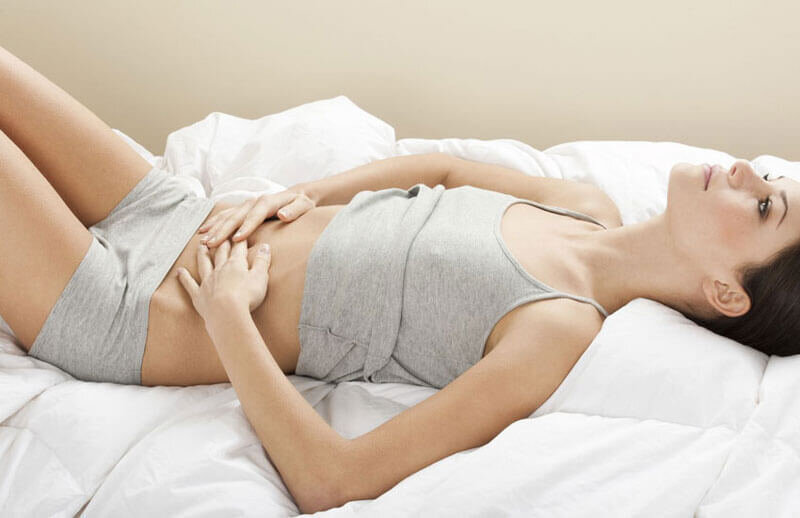 Держите руки там, где удобнее. Живот - не обязаловка для успеха