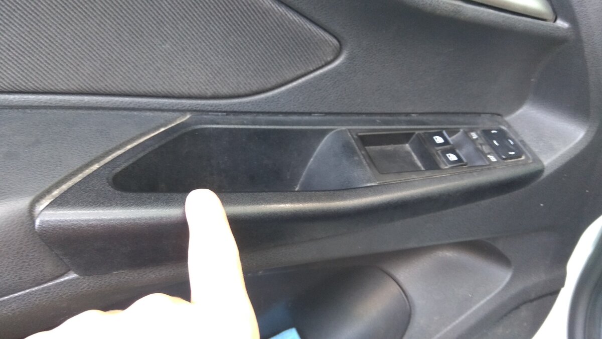 Снимается вся деталь вместе с ручкой и блоком управления 