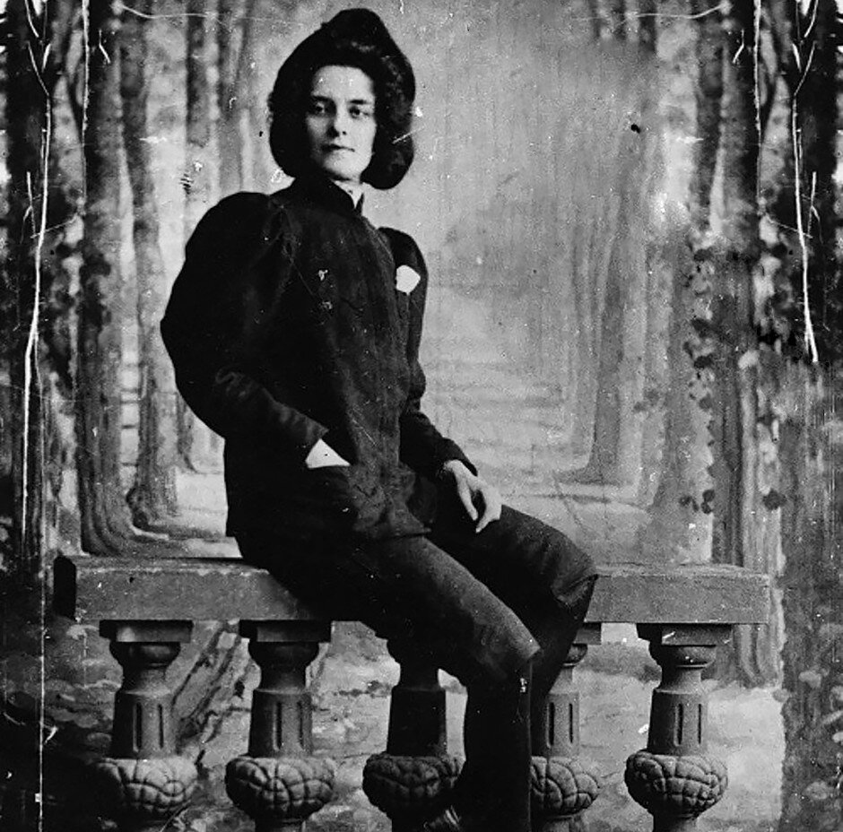 Зинаида Гиппиус эпатирует публику в мужском костюме